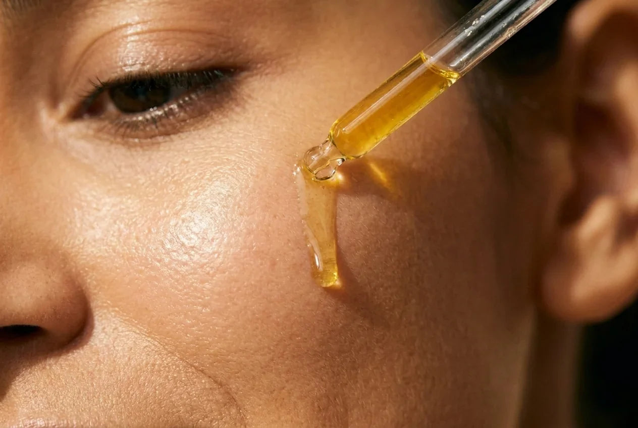 application de l'huile d'argan sur un visage féminin