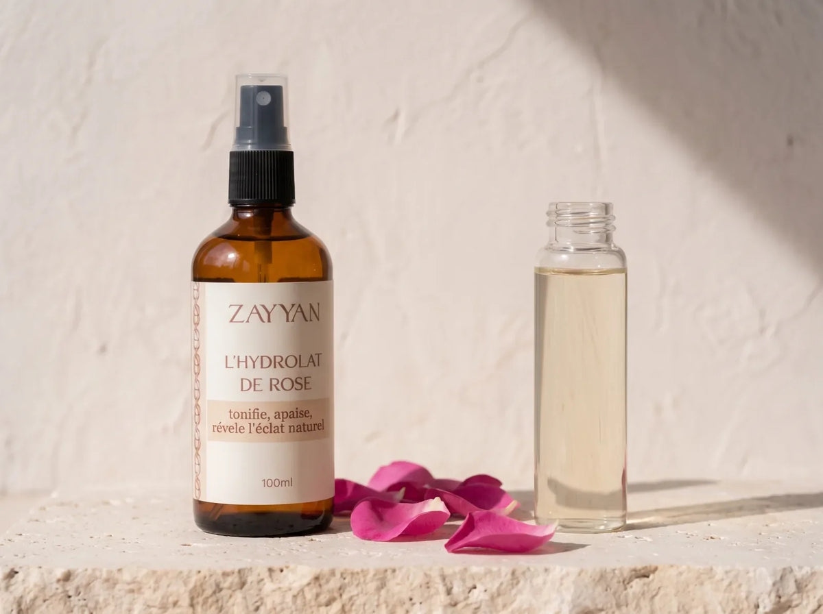 Flacon d'hydrolat de rose Zayyan à côté d'une fiole anonyme, comparaison entre hydrolat et eau de rose