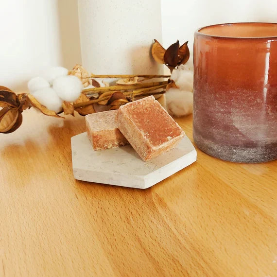 Pourquoi le Cube d’Ambre Est l’Alternative Naturelle aux Parfums Chimiques