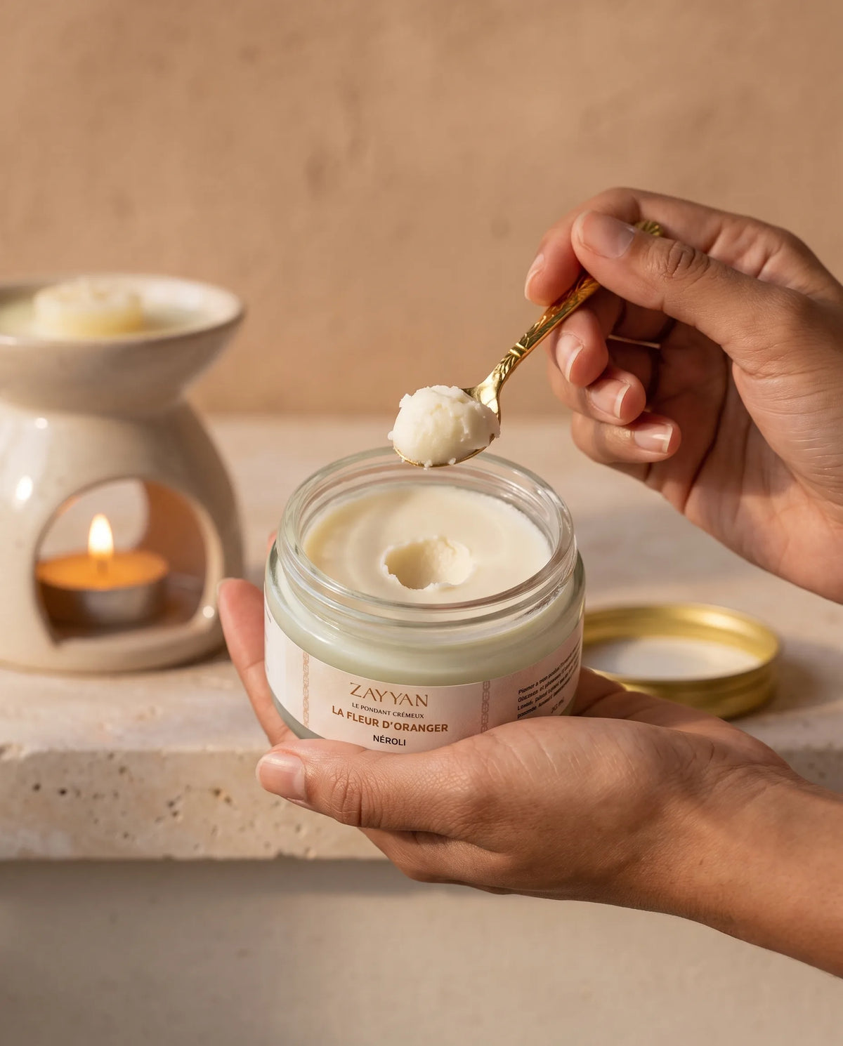 Prélever une noisette de fondant crémeux à la cuillère au dessus d'un brûle-parfum