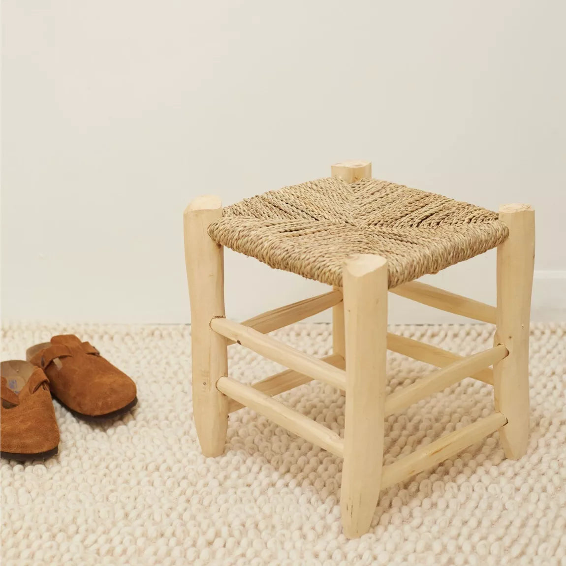 Tabouret en bois brut et fibres de palmier tressé – Doum