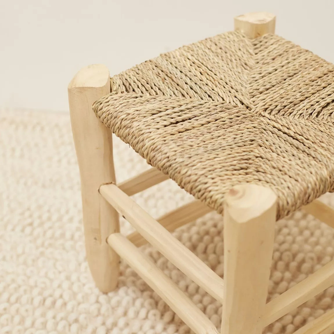 Tabouret en bois brut et fibres de palmier tressé – Doum