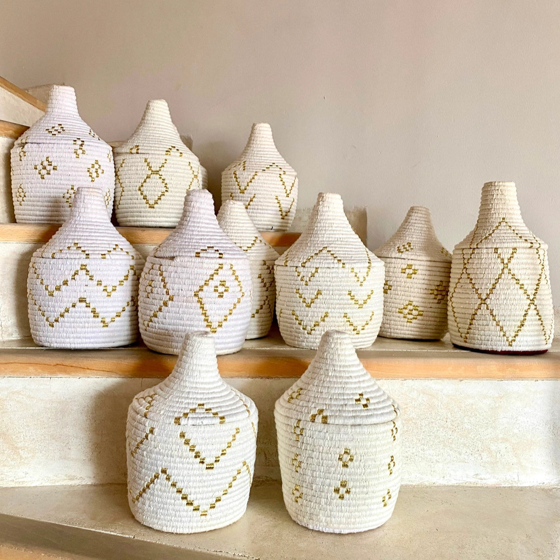 Panier Décoratif Marocain Tissé à la Main – Blanc & Doré