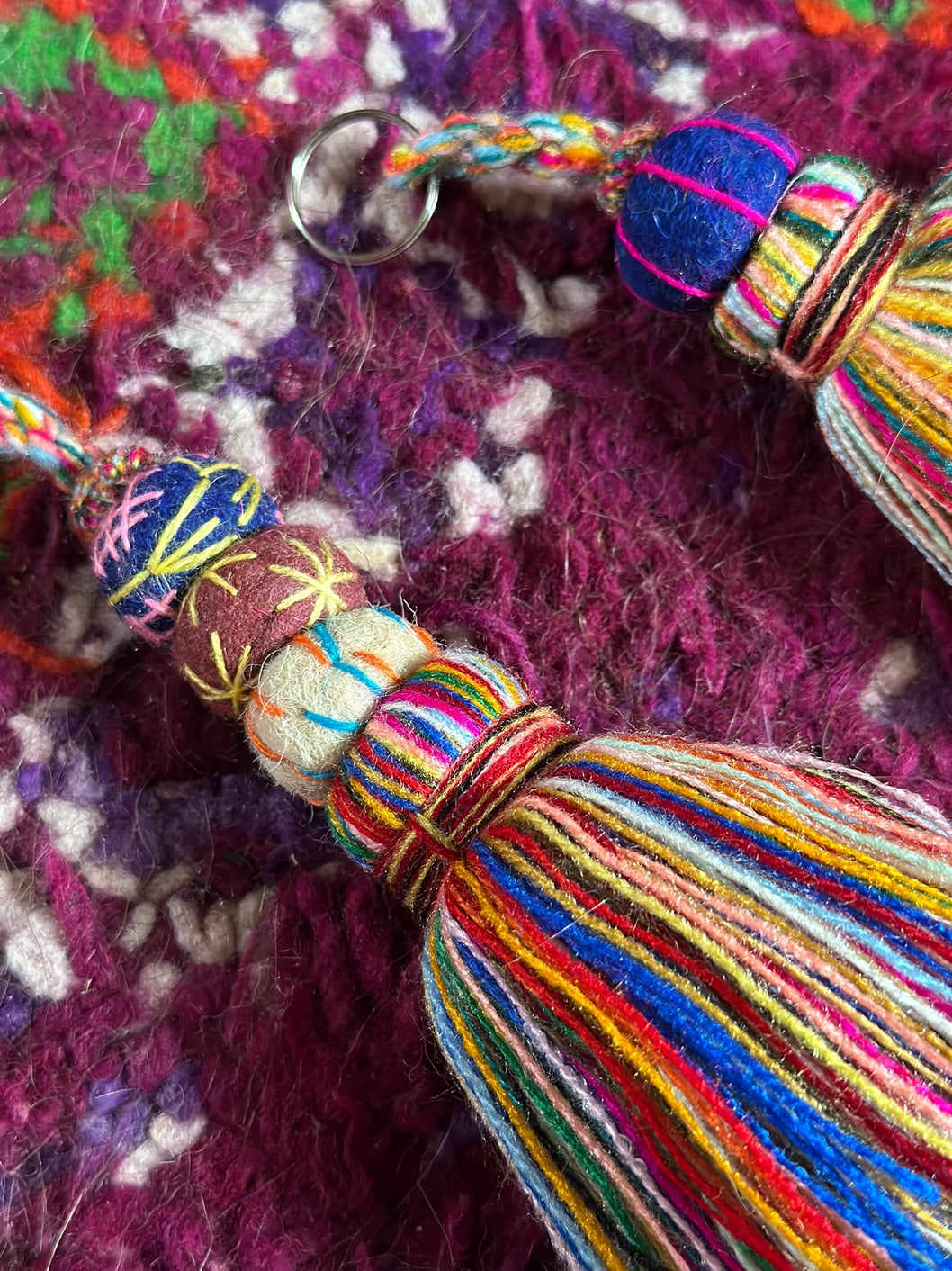 Porte-Clés Multicolore en Pompon et Boules de Feutre – Artisanat Marocain
