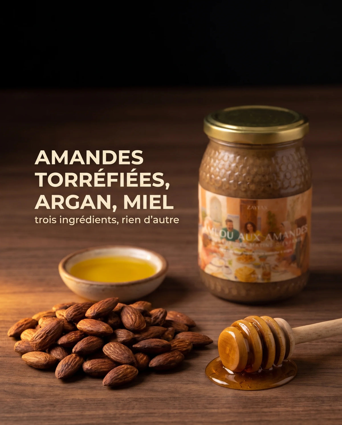Amandes torréfiées, huile d'argan et miel devant le grand pot d'amlou Zayyan