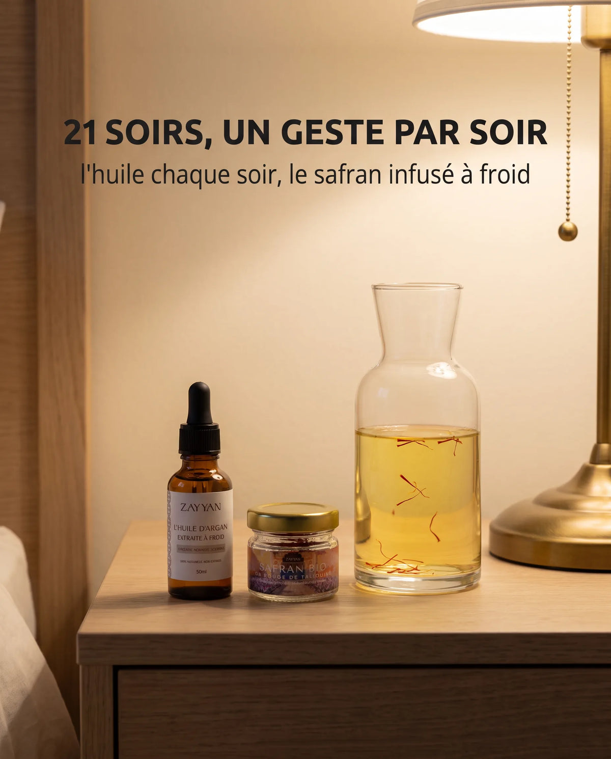 Huile d'argan et safran Zayyan sur une table de chevet, une carafe d'eau safranée infusée à froid
