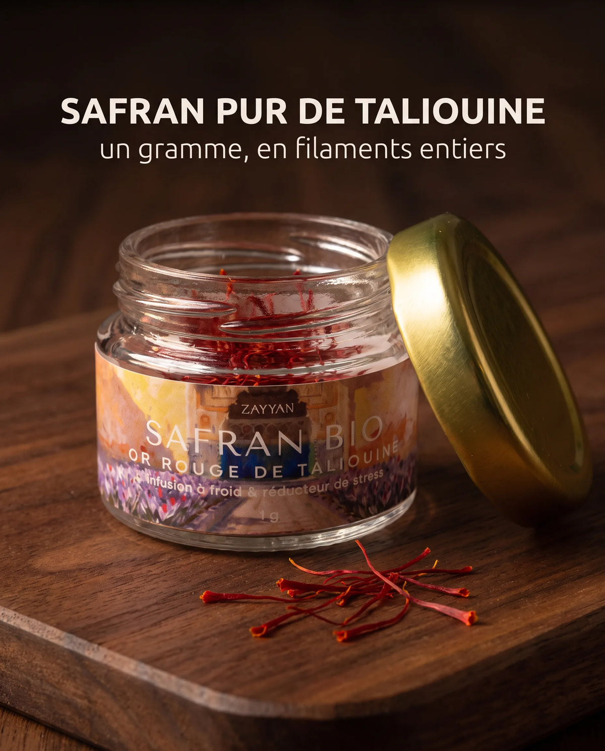 Filaments de safran pur de Taliouine devant leur pot en verre, coffret cure Zayyan