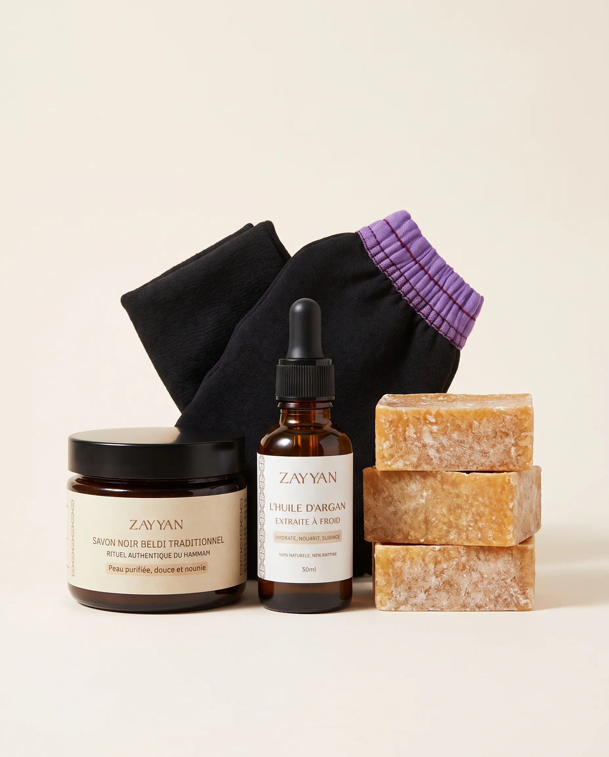 Le contenu du Coffret Rituel Hammam Zen : savon noir beldi, gant kessa, huile d'argan et trois carrés d'ambre