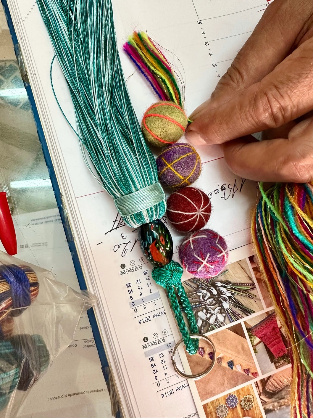 Porte-Clés Multicolore en Pompon et Boules de Feutre – Artisanat Marocain