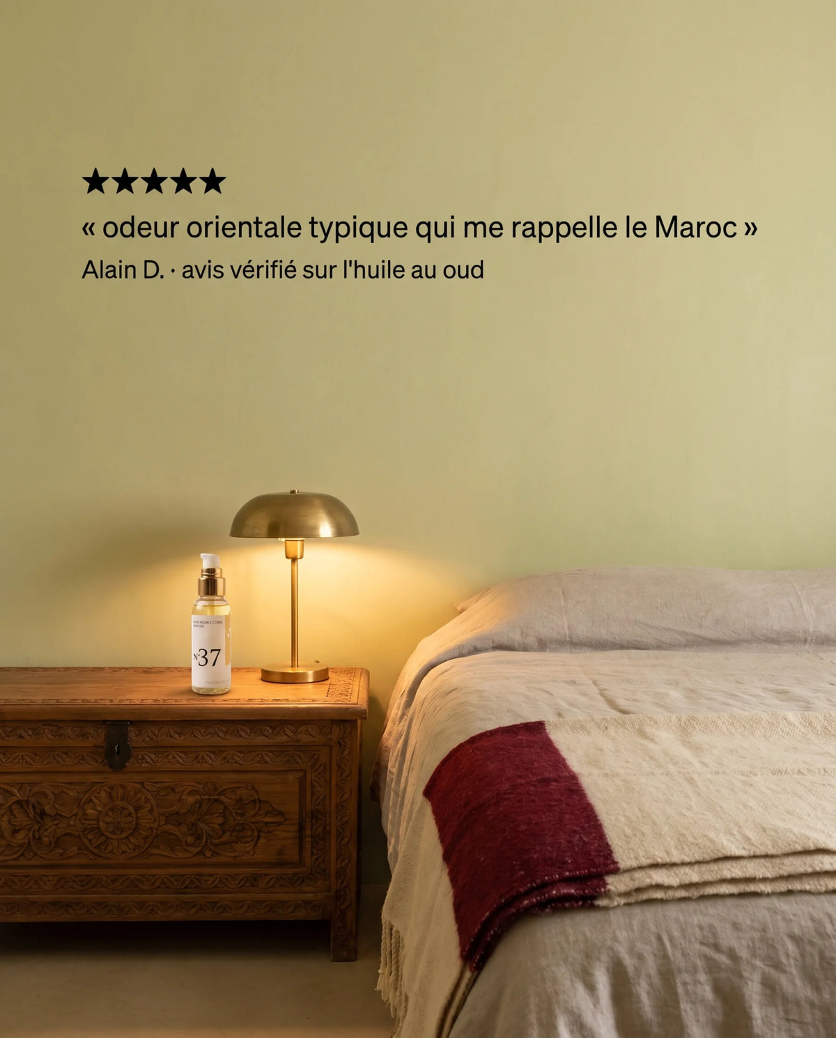 Huile d'amande douce au oud sur un coffre en cèdre, le soir, avis client cinq étoiles
