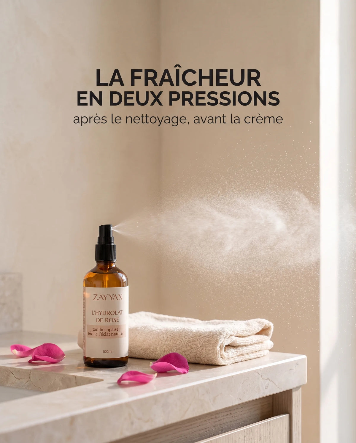 Brume d'hydrolat de rose sur une vasque en marbre, entre le nettoyage et la crème