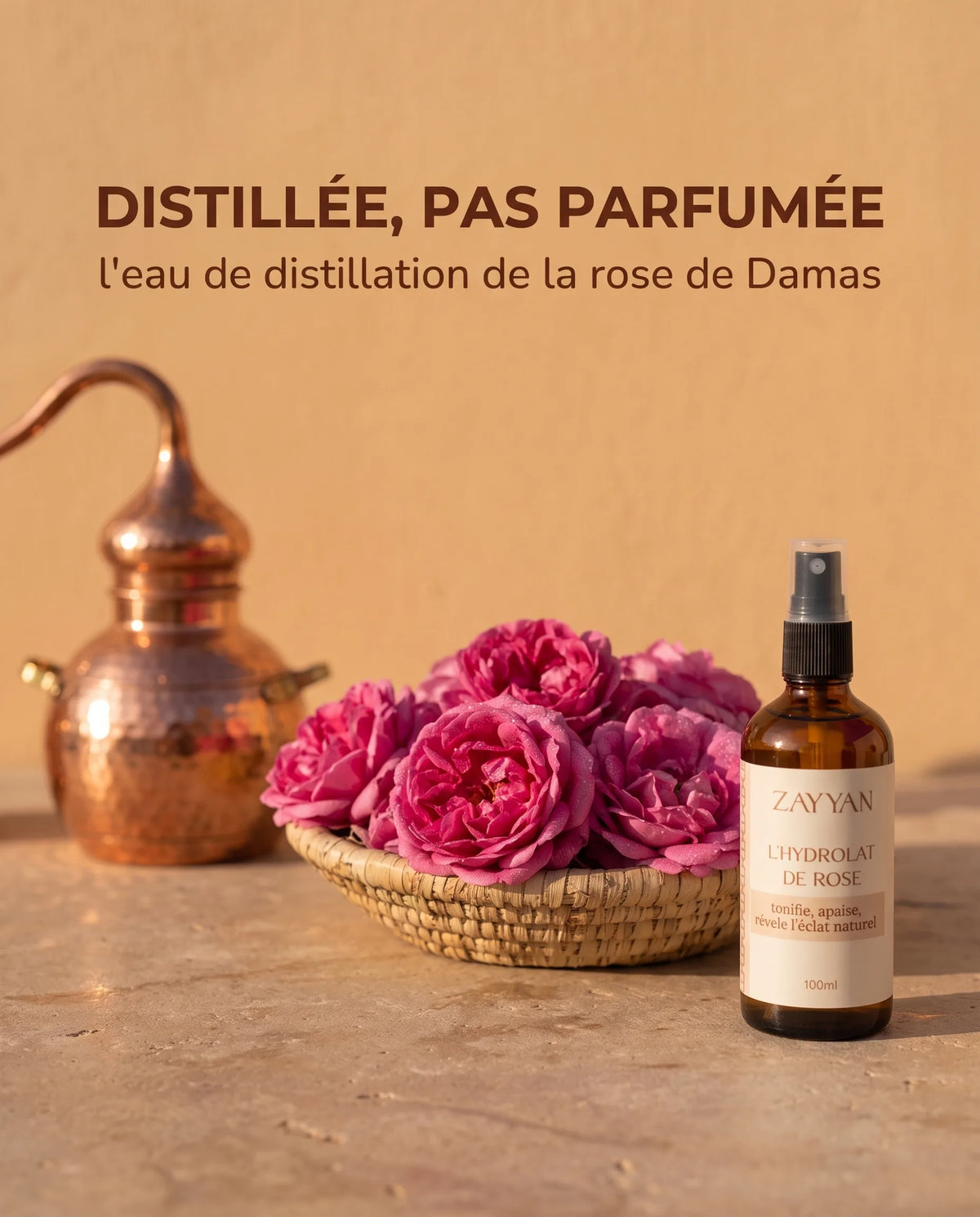 Roses de Damas fraîchement cueillies, alambic en cuivre et flacon d'hydrolat de rose Zayyan