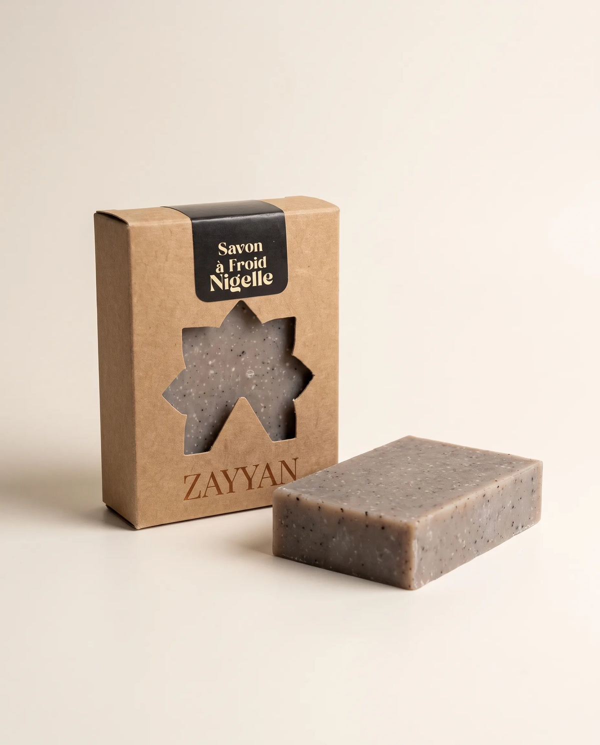 Savon à la nigelle Zayyan saponifié à froid, sa boîte kraft et son pain