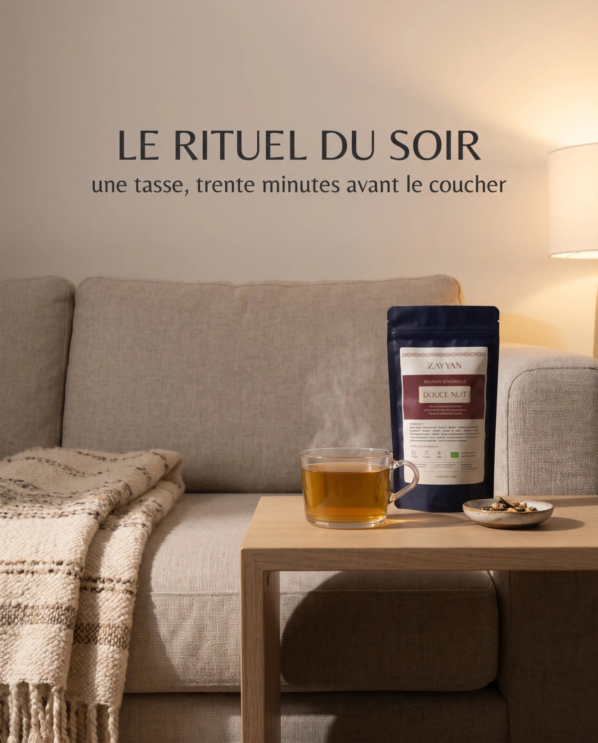 Infusion Douce Nuit Zayyan et une tasse fumante sur une table d'appoint, le soir