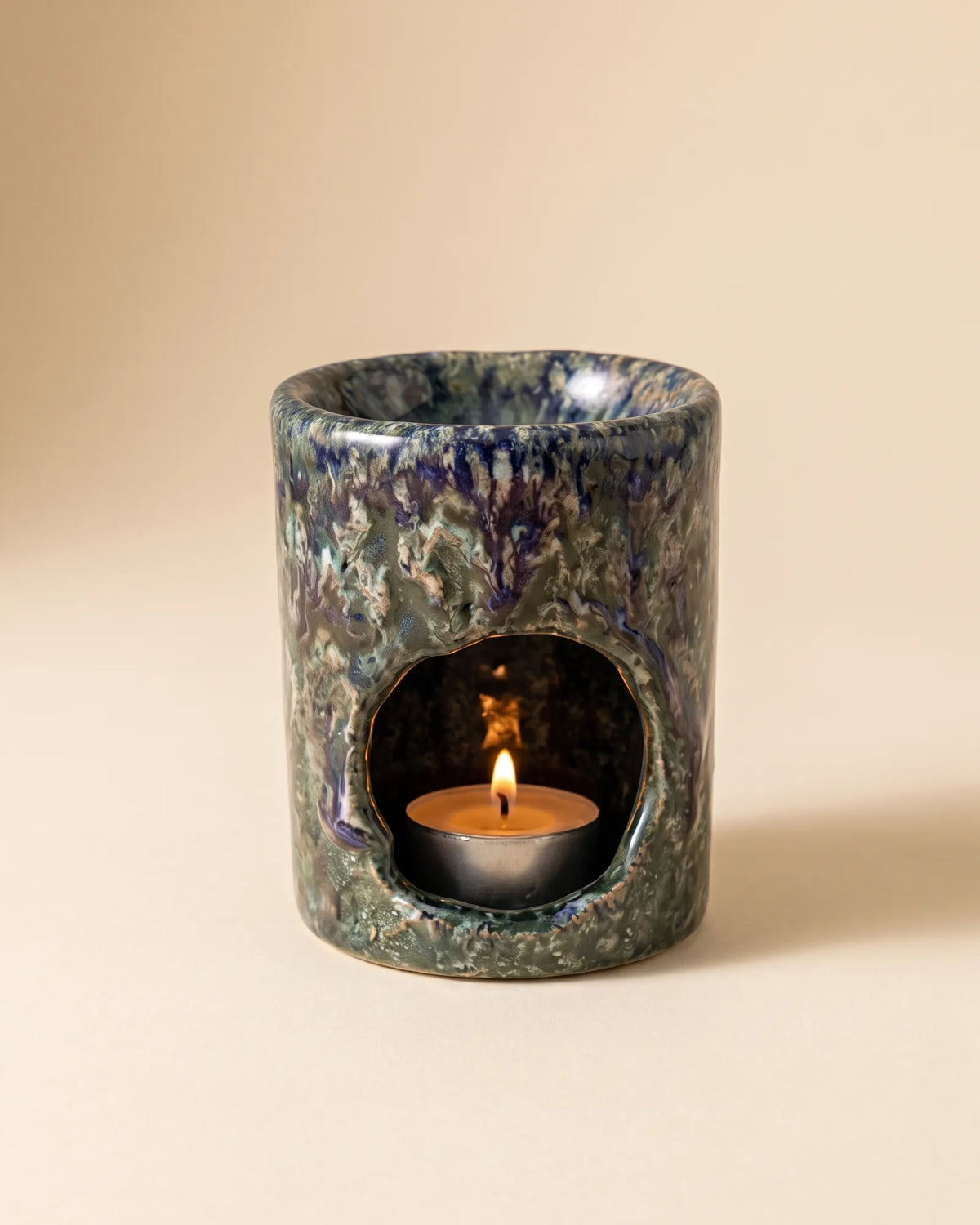 Brûleur de parfum en poterie émaillée de Marrakech, émail vert et bleu, avec sa bougie chauffe-plat allumée