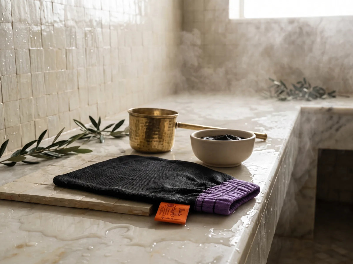 Tablette de hammam marocain en marbre et zellige crème, gant kessa humide et puisette en laiton