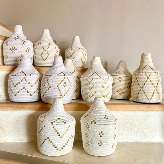 Panier Décoratif Marocain Tissé à la Main – Blanc & Doré