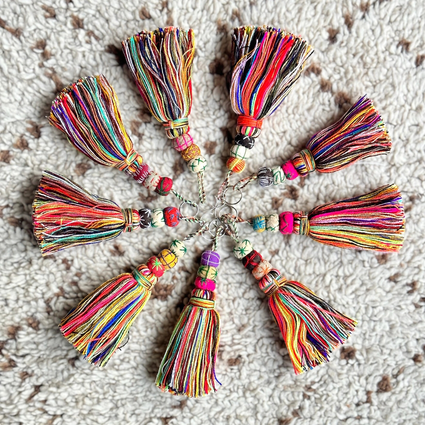 Porte-Clés Multicolore en Pompon et Boules de Feutre – Artisanat Marocain