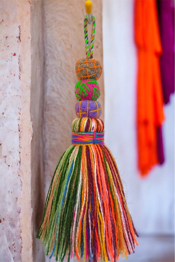 Porte-Clés Multicolore en Pompon et Boules de Feutre – Artisanat Marocain