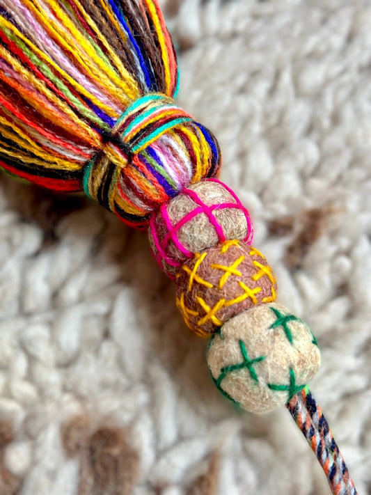 Porte-Clés Multicolore en Pompon et Boules de Feutre – Artisanat Marocain