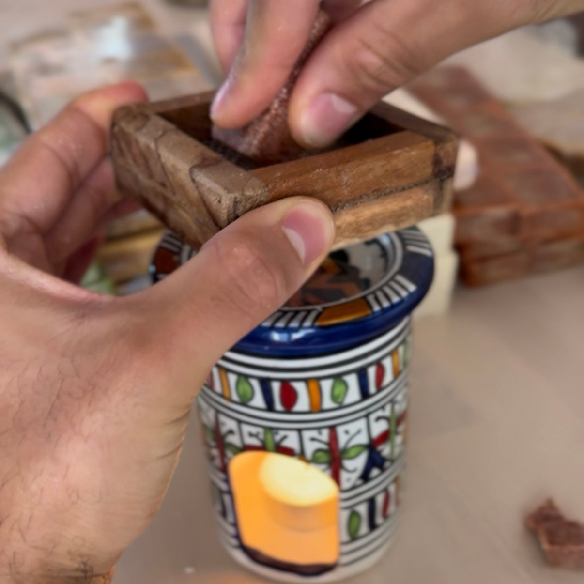 Râpe en bois artisanale pour carrés d'ambre fondants