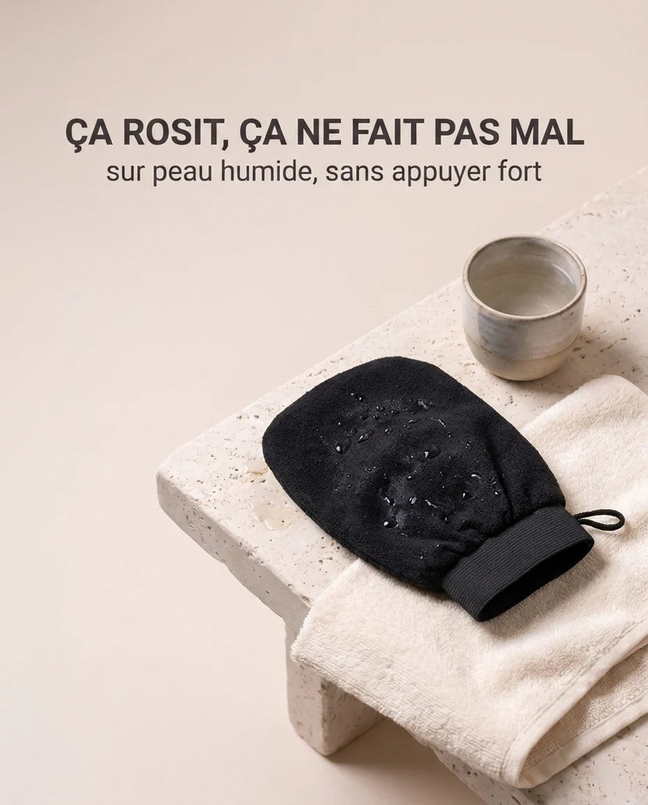 Gant kessa Zayyan posé sur une serviette en coton, un gommage qui fait rosir la peau sans faire mal