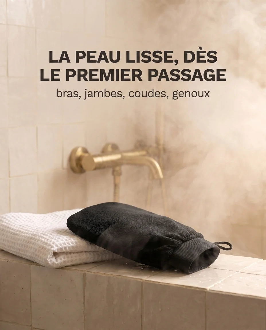 Gant kessa Zayyan sur le rebord d'une douche en zellige crème, dans la vapeur