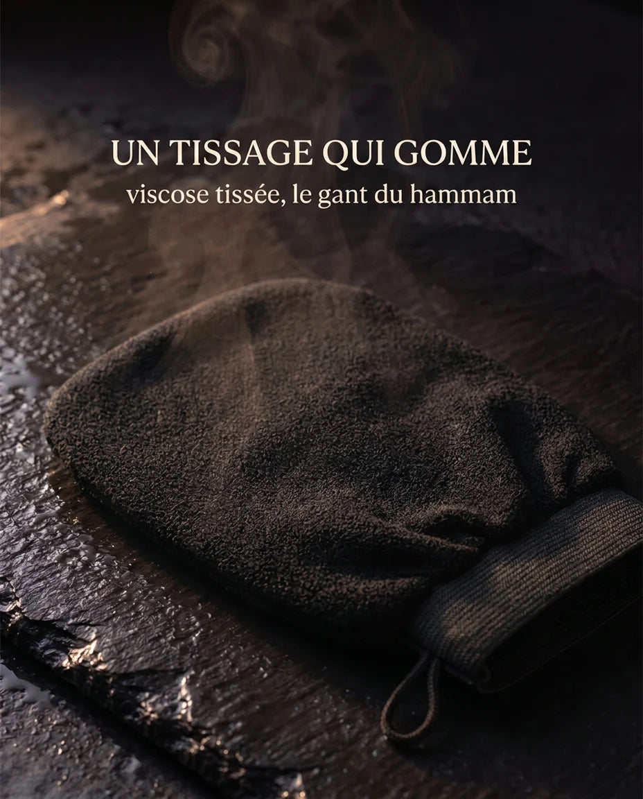 Gros plan sur le tissage du gant kessa Zayyan, gouttes d'eau sur la fibre