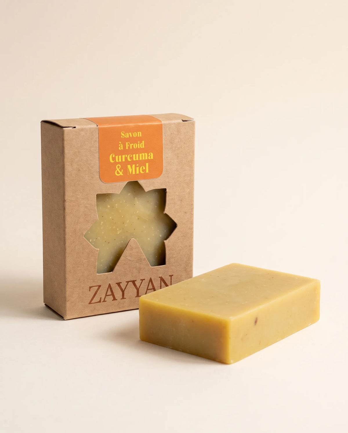 Savon au curcuma et miel Zayyan saponifié à froid, sa boîte kraft et son pain