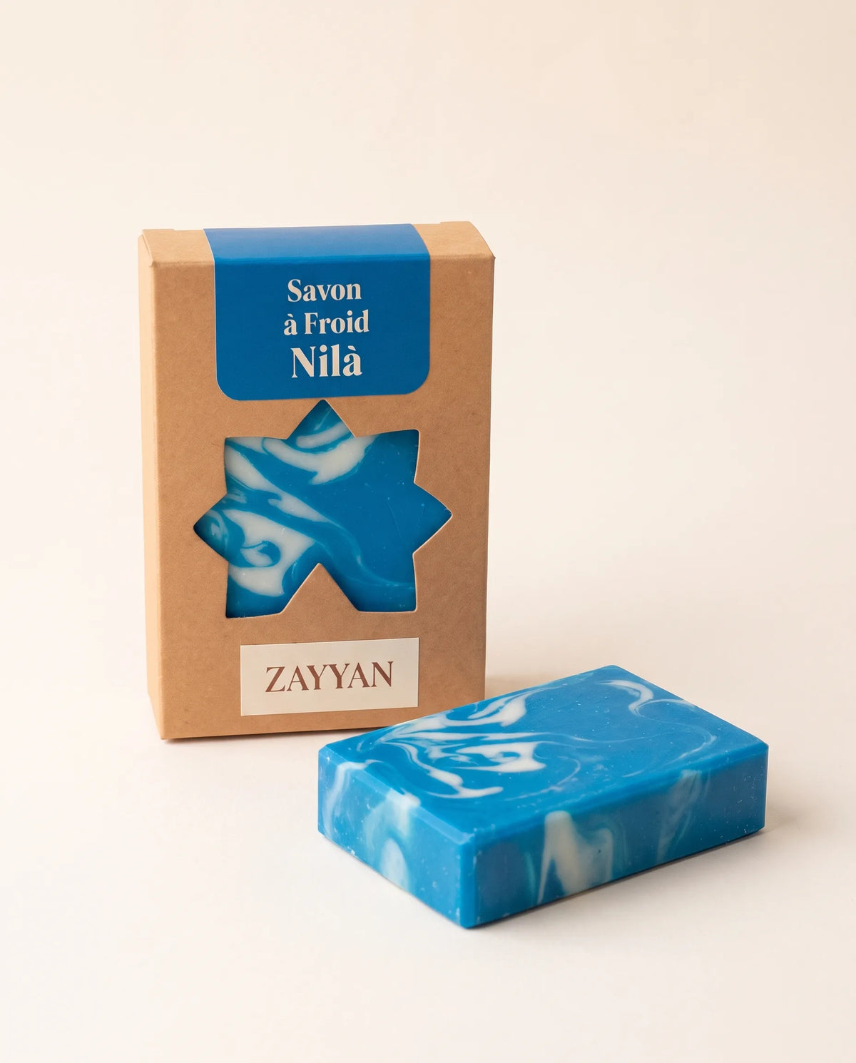 Savon au Nila Zayyan saponifié à froid, pain bleu marbré de blanc et sa boîte kraft