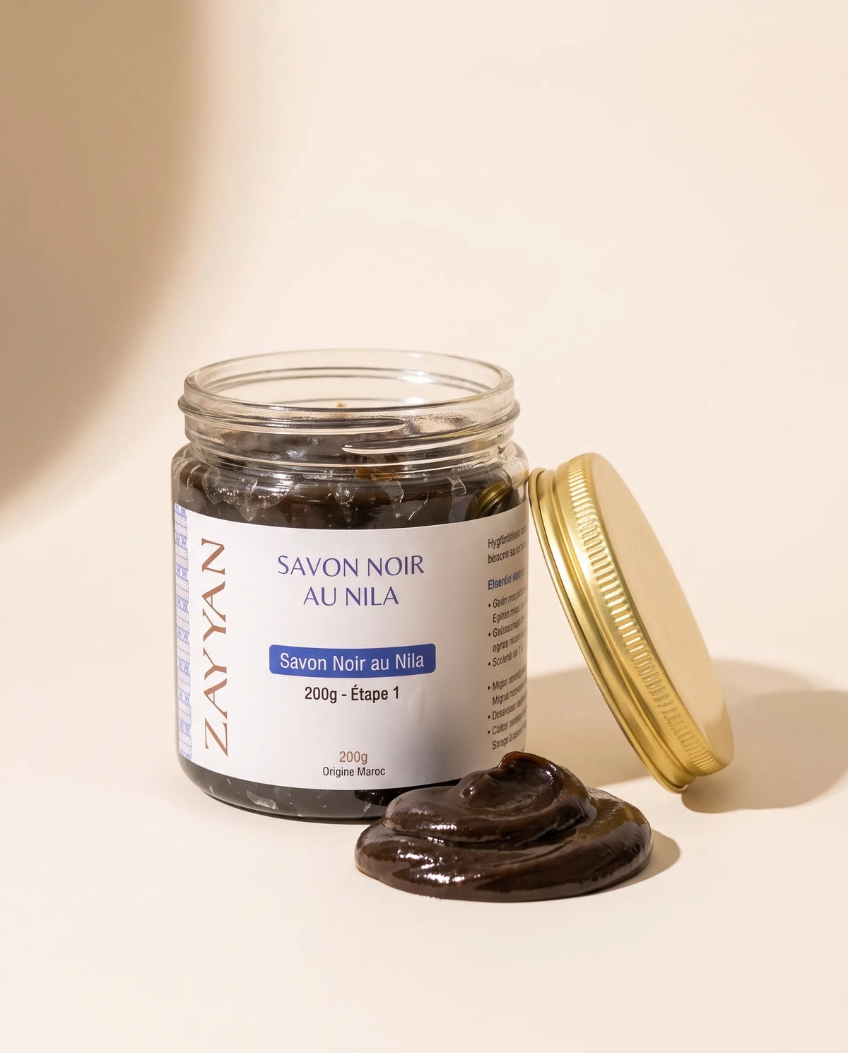 Savon noir beldi au Nila Zayyan, pot ouvert et texture de la pâte