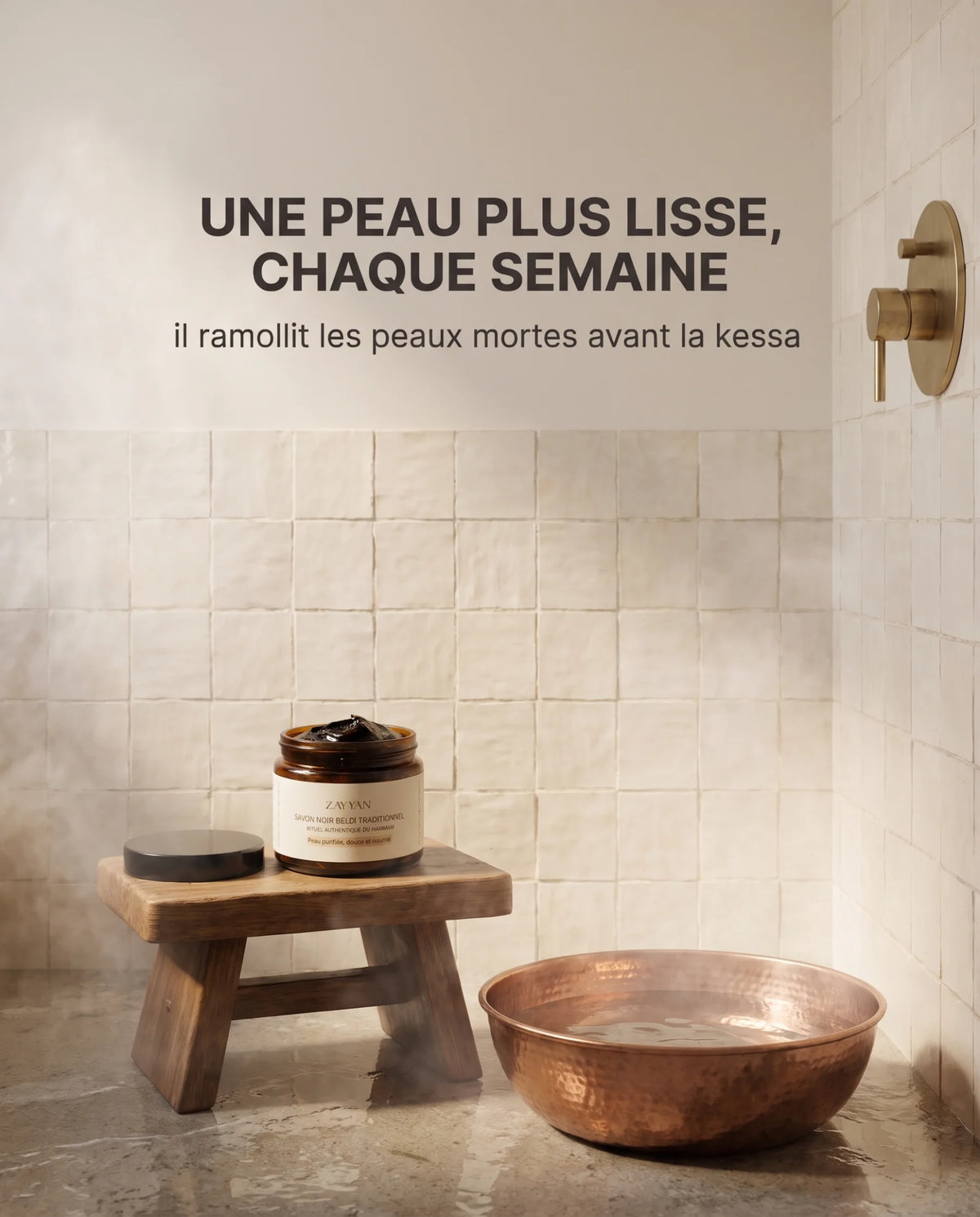 Savon noir beldi traditionnel Zayyan ouvert sur un tabouret en bois, dans une douche pleine de vapeur