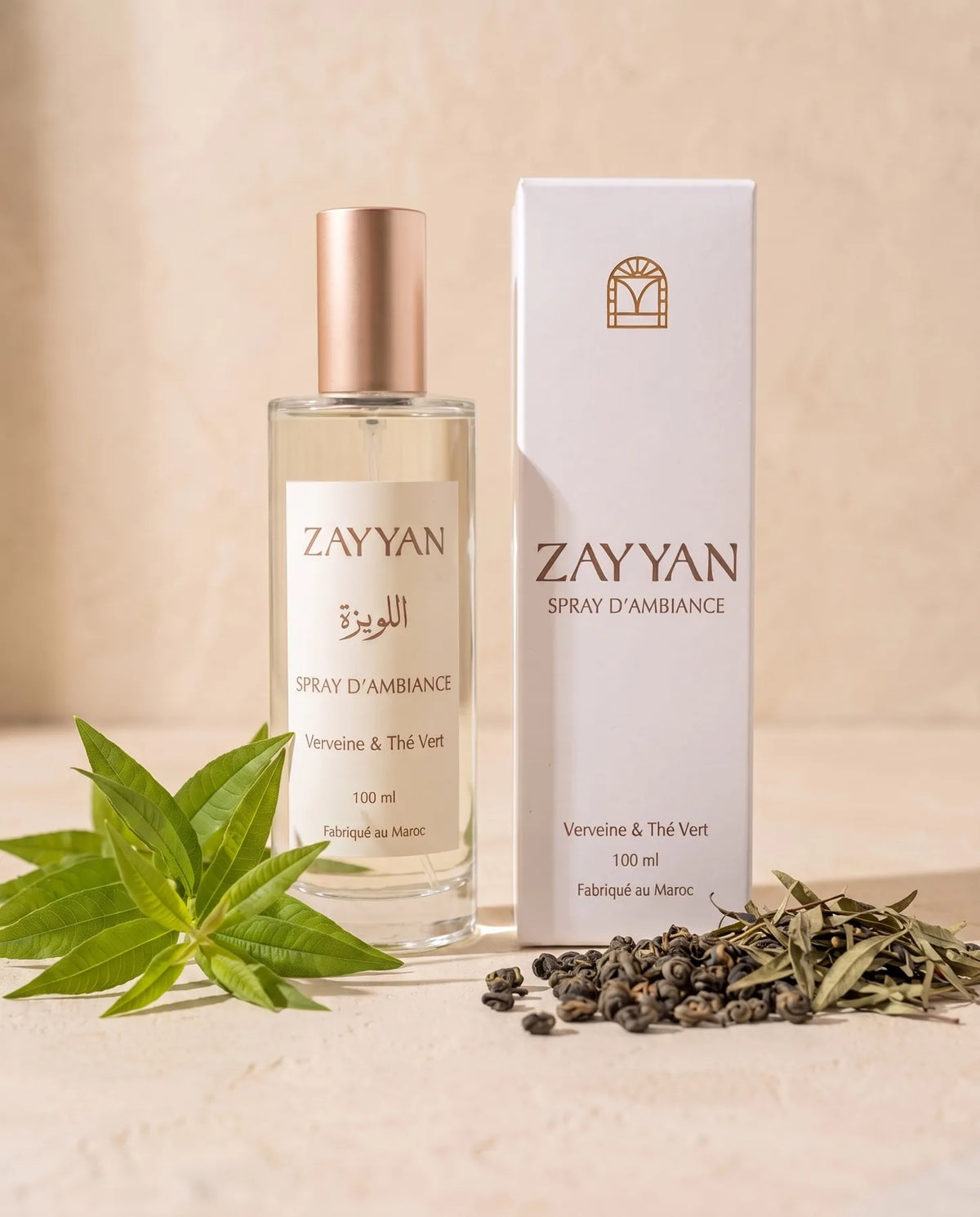 Parfum d'ambiance Louiza verveine et thé vert Zayyan, flacon 100 ml et son étui, feuilles de verveine et thé vert gunpowder